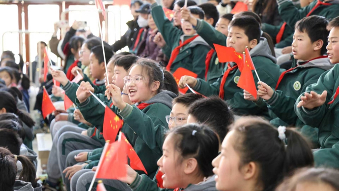 “月光所至就是故乡，不负职责便是团圆”：难忘“期末一课”由戍边英雄来上