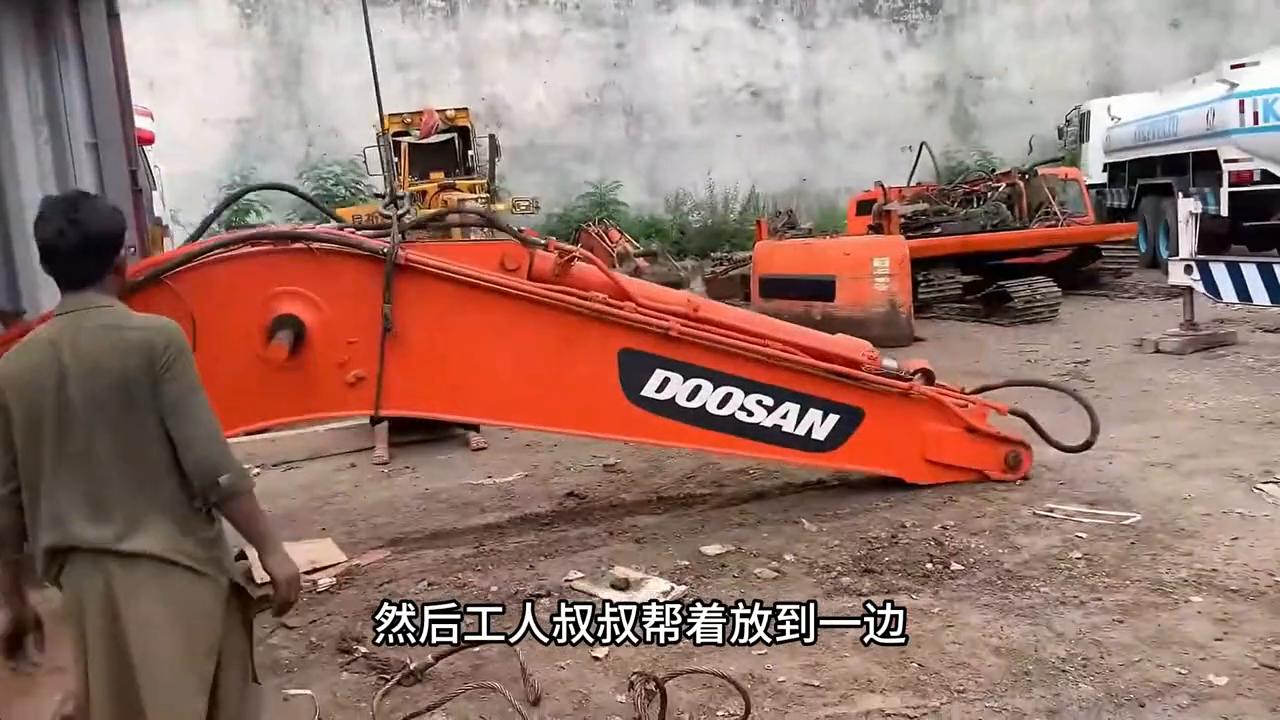 挖土机图片大全_挖掘机发动机底盘拉出_挖掘机拆卸过程