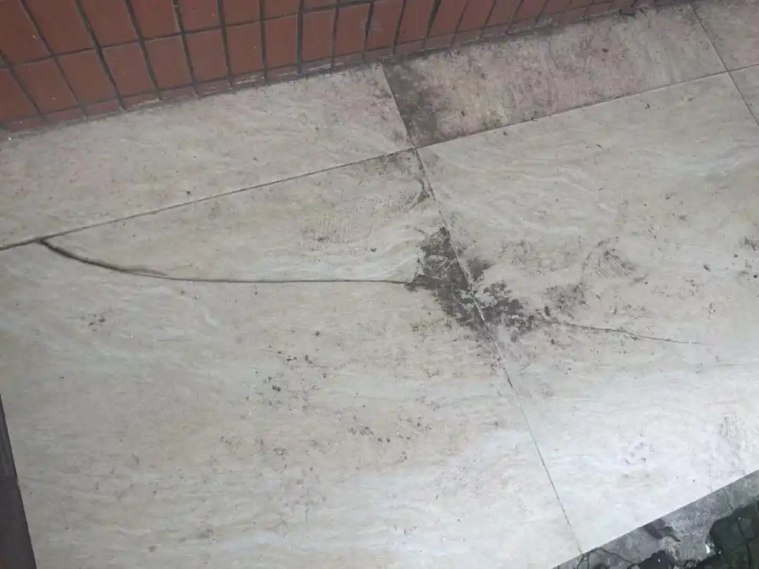 小区楼栋深夜发生沉降 当地通报_电梯加装房屋开裂_加装电梯桩基下沉