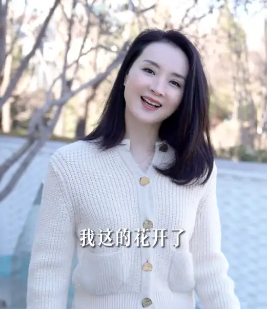 曝王艳皇族后裔婆婆去世，打扮精致难掩笑意，曾被当丫鬟下跪洗脚