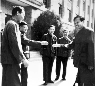 杨振宁父子断绝关系谣言 朱邦芬辟谣 杨振宁对中国社会贡献_杨武之与杨振宁断绝父子关系