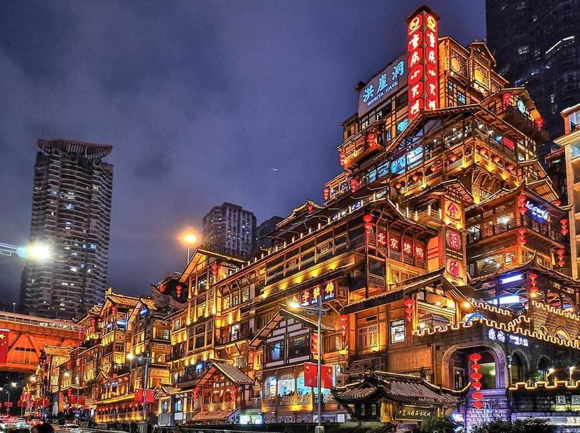 洪崖洞从亏损到网红打卡地故事_洪崖洞何永智打造历程_重庆洪崖洞在哪里