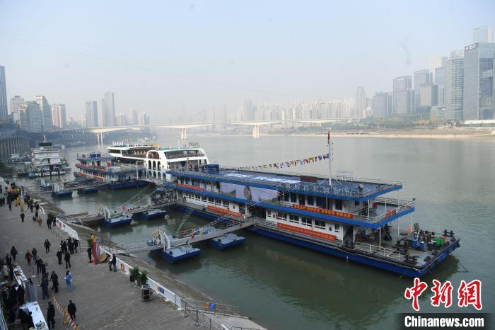 重庆洪崖洞客运码头开港运营：市民乘“头班船”重温儿时过江记忆