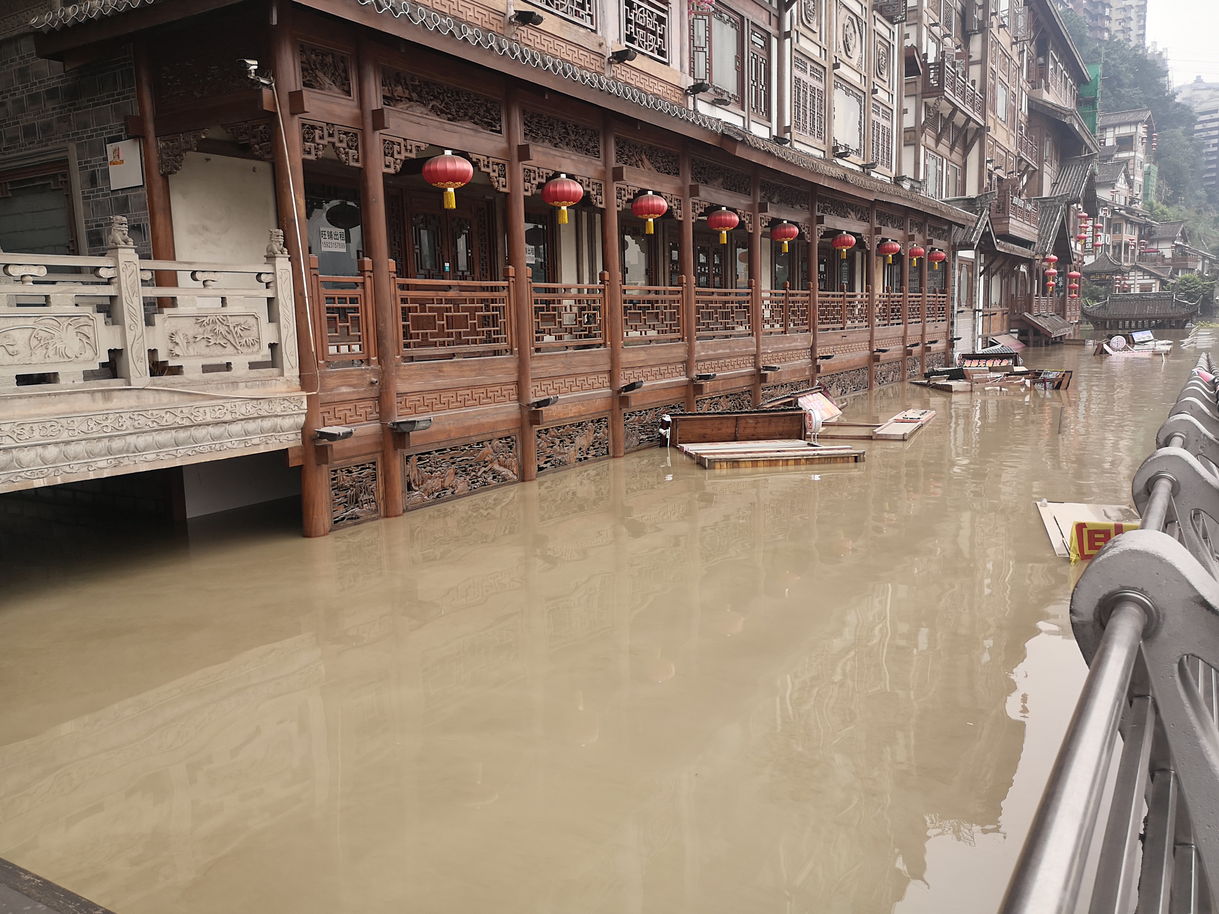 重庆洪灾寸滩站水位历史极值_重庆洪崖洞在哪里_洪崖洞景区洪水影响