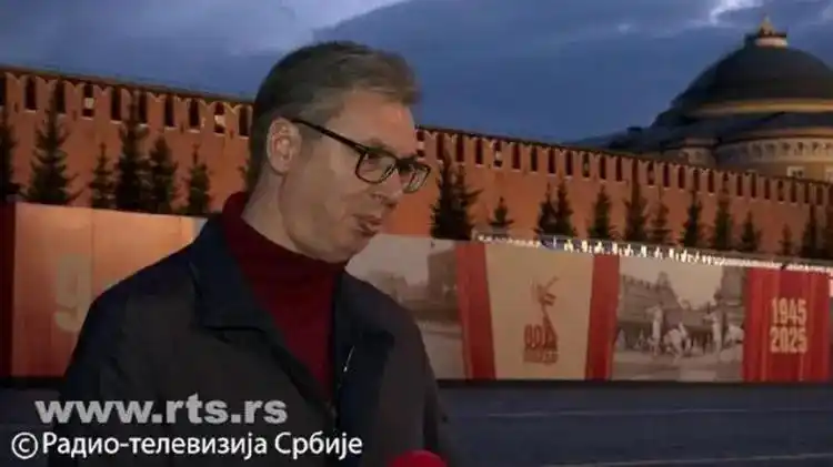普京握住武契奇的手问：“你到这里还好吗？”