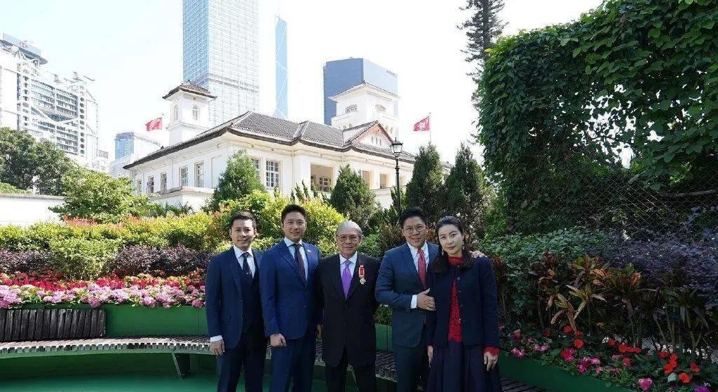 霍震霆香港紫荆勋章_霍震霆：父子同场见证盛事是一种光荣_霍家三代贡献