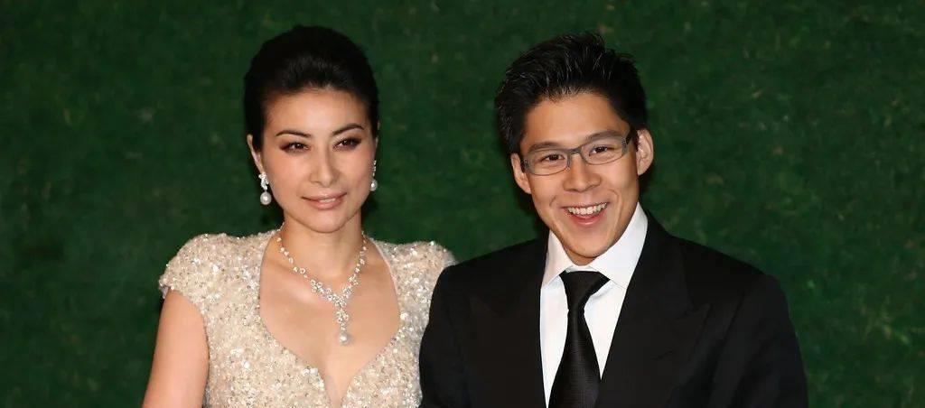 霍家三代贡献_霍震霆香港紫荆勋章_霍震霆：父子同场见证盛事是一种光荣