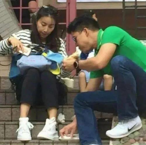 霍震霆香港紫荆勋章_霍震霆：父子同场见证盛事是一种光荣_霍家三代贡献
