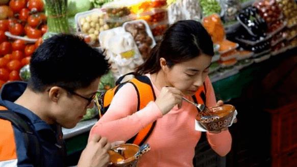 霍震霆：父子同场见证盛事是一种光荣_霍震霆香港紫荆勋章_霍家三代贡献
