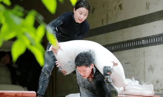 霍家三代贡献_霍震霆香港紫荆勋章_霍震霆：父子同场见证盛事是一种光荣