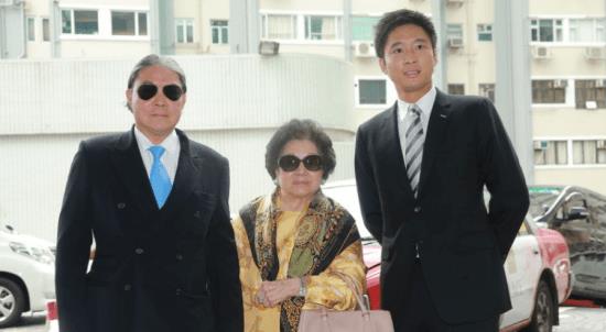 霍家三代贡献_霍震霆香港紫荆勋章_霍震霆：父子同场见证盛事是一种光荣