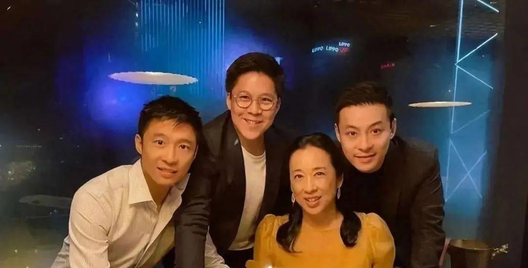 霍家三代贡献_霍震霆：父子同场见证盛事是一种光荣_霍震霆香港紫荆勋章
