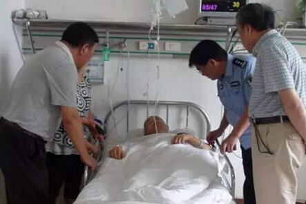 河北偷狗贼被抓现场:砍警察砸警车毒镖伤人