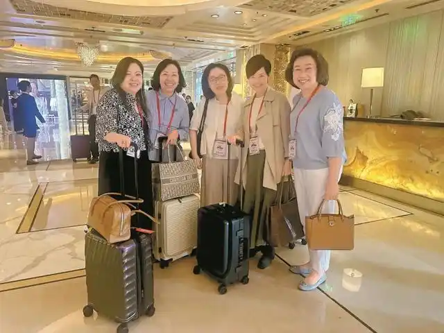 霍震霆出席抗战胜利纪念阅兵仪式_香港代表团参与九三阅兵_霍震霆：父子同场见证盛事是一种光荣