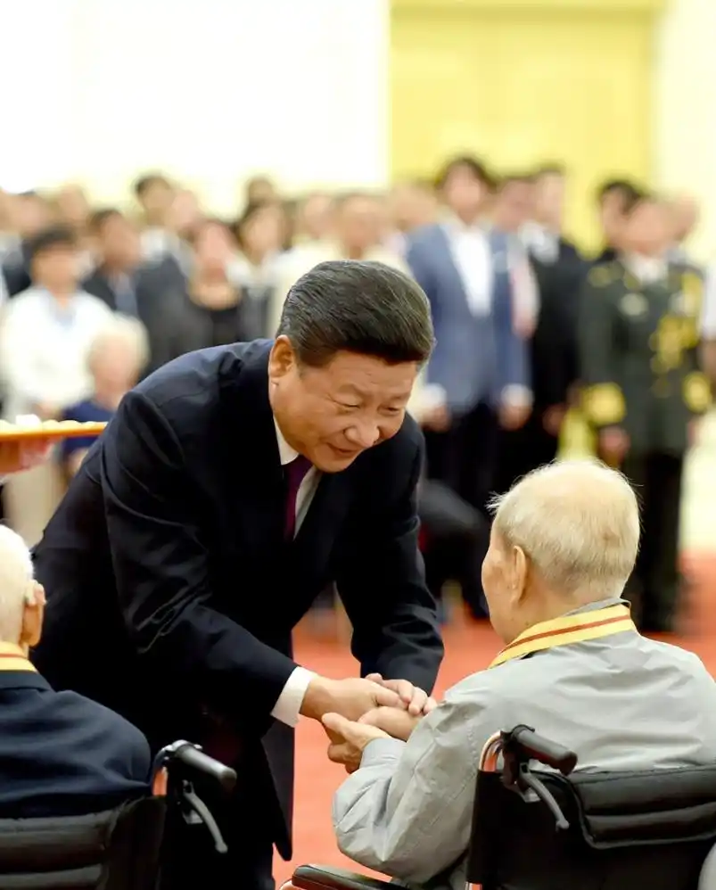与习近平握手的6位老英雄是谁_习近平总书记抗战故事_习近平总书记抗战论述