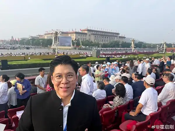 抗战胜利纪念阅兵仪式 霍震霆 霍启刚 霍启山 家国情怀 传承 言语间充满家国情怀与传承意味 阅兵现场观礼感受 霍_霍震霆：父子同场见证盛事是一种光荣