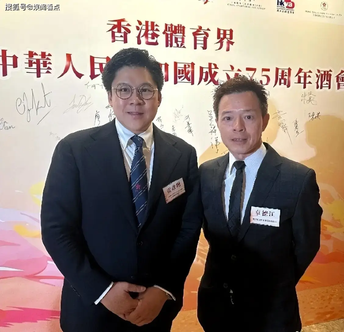 国庆霍震霆父子齐聚_郭晶晶金牌借出博物馆_霍震霆：父子同场见证盛事是一种光荣