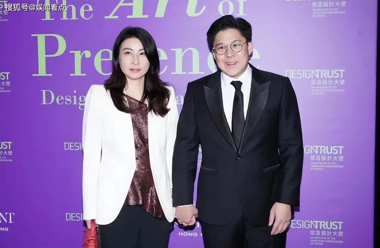 霍震霆：父子同场见证盛事是一种光荣_郭晶晶金牌借出博物馆_国庆霍震霆父子齐聚