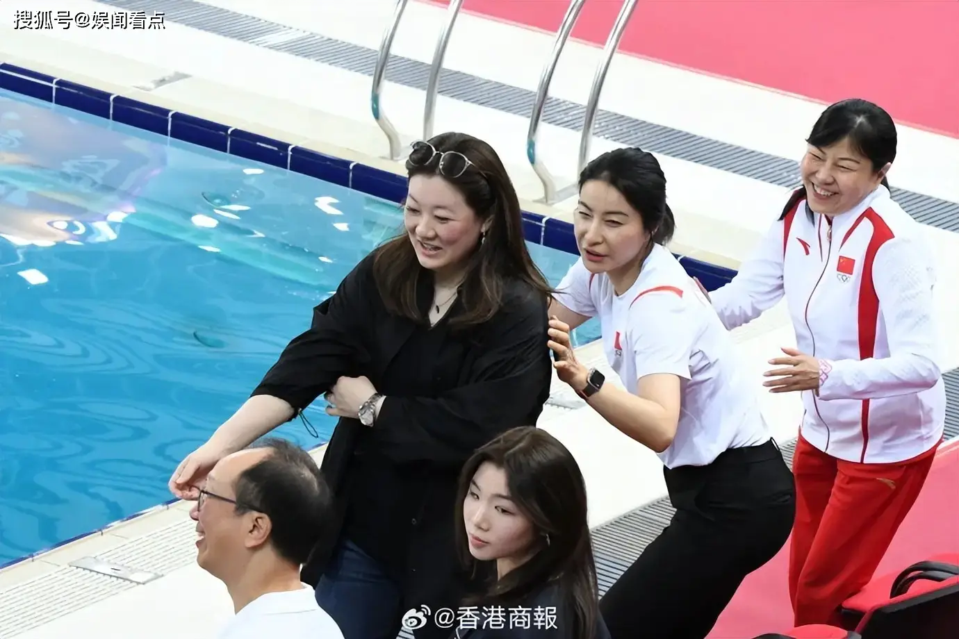 国庆霍震霆父子齐聚_霍震霆：父子同场见证盛事是一种光荣_郭晶晶金牌借出博物馆
