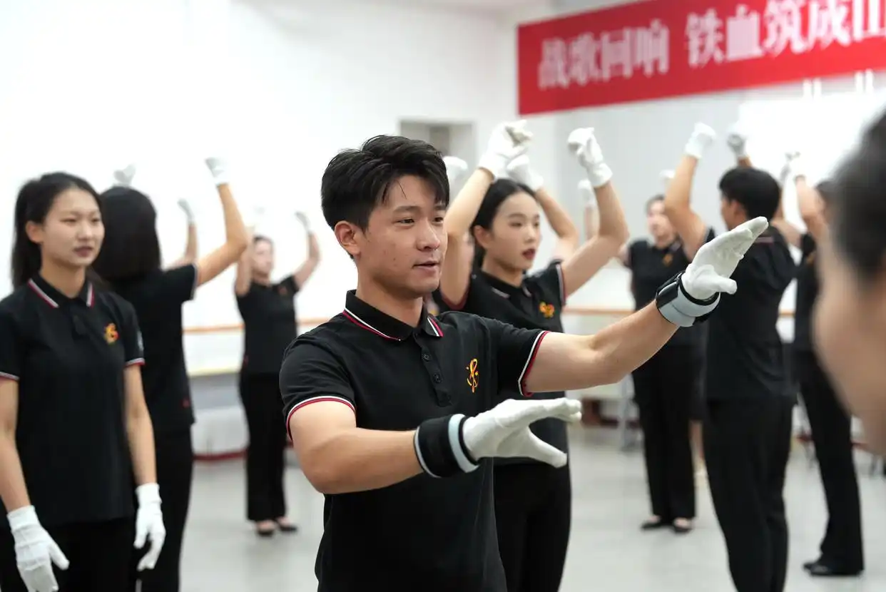 退役大学生士兵声乐专业学生天安门广场分指挥_退役大学生士兵天安门广场圆指挥梦_首都师范大学音乐学院声乐专业研一学生朱志文天安门广场分指挥