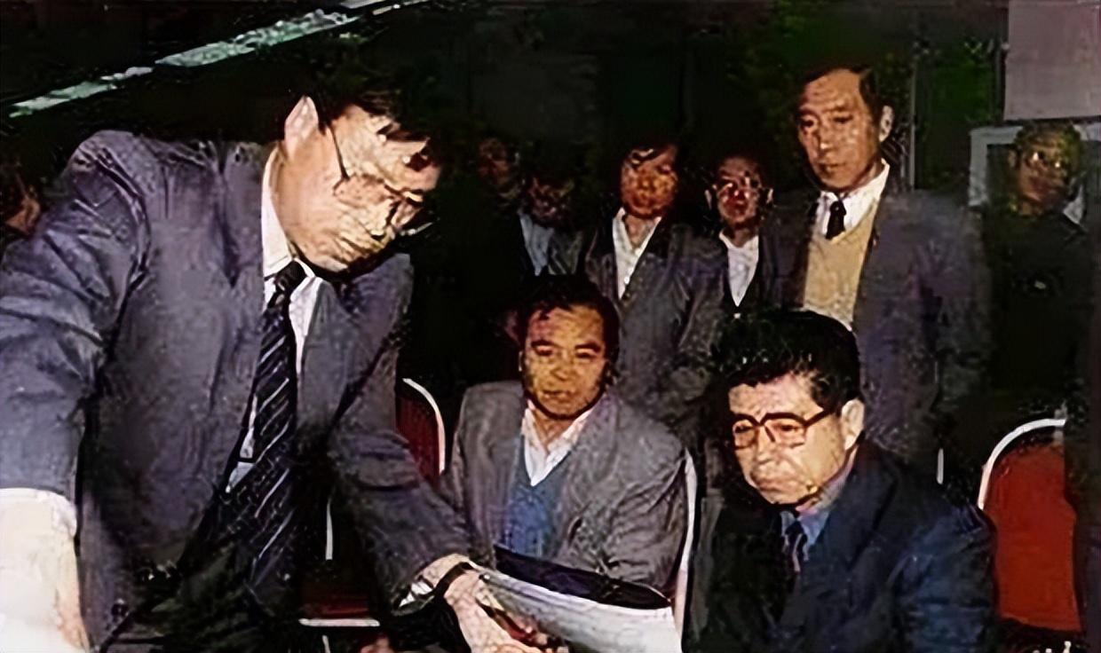 高严情妇杨珊生活照_高严 贪污案件 电力系统腐败