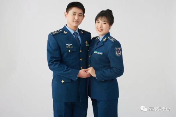 军嫂罗嵘 故事_军嫂盯着徒步方队找丈夫迷糊了_军嫂罗嵘 军人妻子