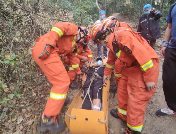 长沙岳麓山登山安全提示_岳麓山又被游客踩矮了_岳麓山人员摔伤救援