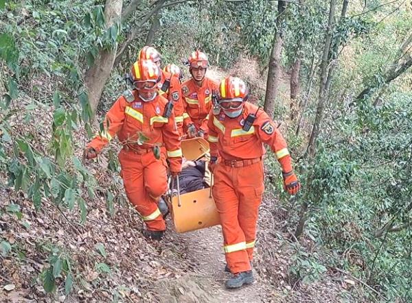岳麓山人员摔伤救援_岳麓山又被游客踩矮了_长沙岳麓山登山安全提示