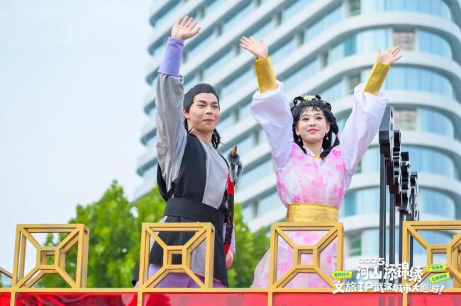 襄阳全网寻找最帅“靖哥哥” 花车巡游引发热议