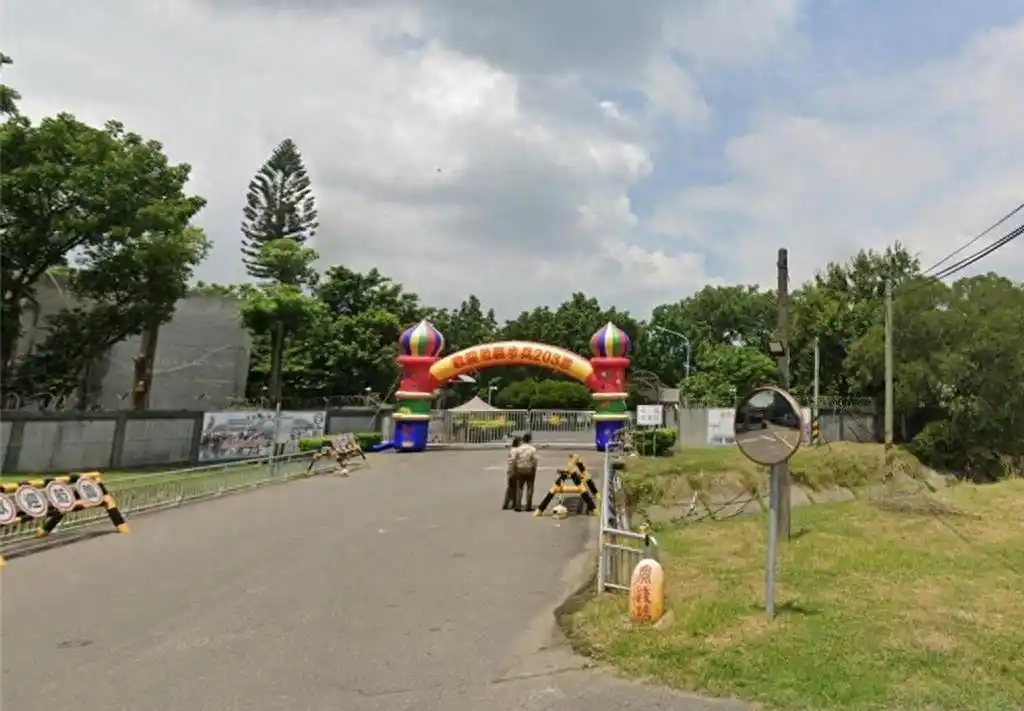 “逃兵潮”要出现了？台湾爆首例一年期义务役逃兵，入伍2天翻墙被车接走