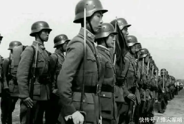 美战地记者向中国16岁小战士连提4个问题，每一个回答都让他震撼