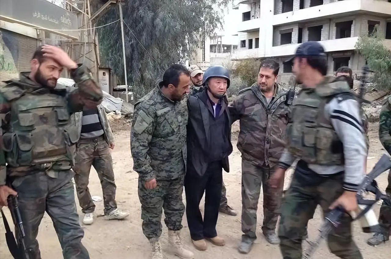 为报救命之恩，中国战地记者娶了俄特种兵遗孀，孩子在中国上大学