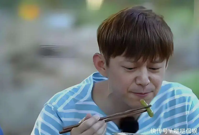 何炅视力下降老花眼_51岁何炅谈衰老焦虑_何炅回应衰老焦虑:准备再干三四十年