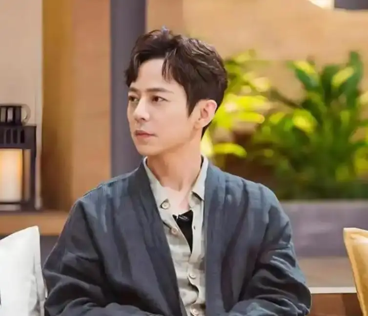 何炅回应衰老焦虑：准备再干三四十年_何炅中年困境_何炅变老