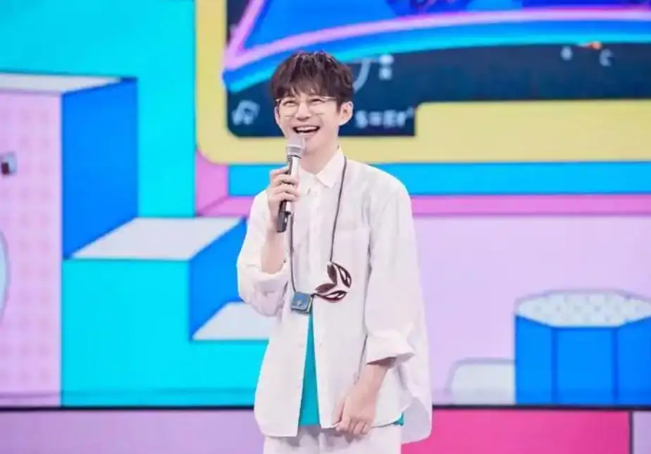 何炅回应衰老焦虑：准备再干三四十年_何炅变老_何炅中年困境