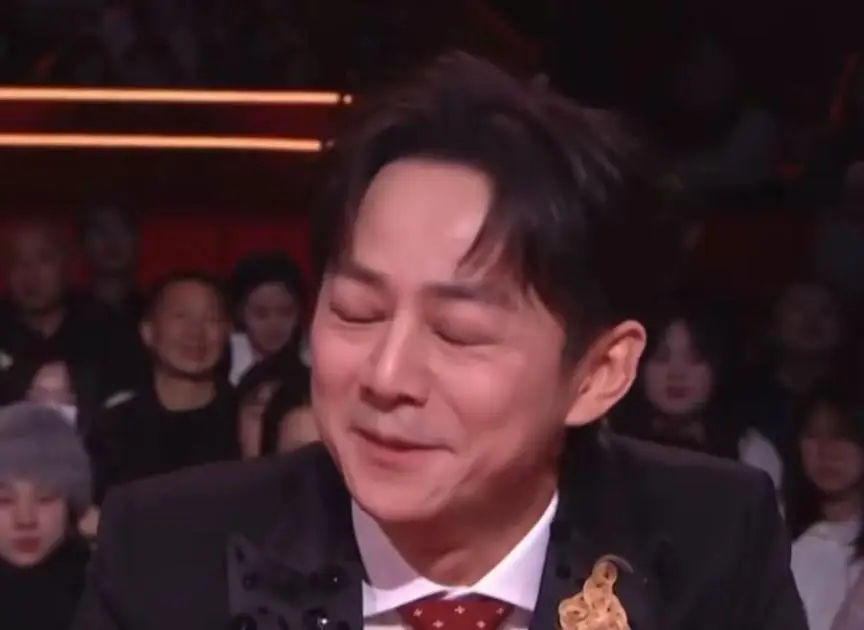 何炅回应衰老焦虑：准备再干三四十年_何炅中年困境_何炅变老