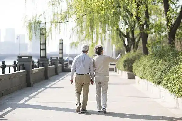 别再硬凑一万步了 这个步数最合理_每天走一万步起源_步数与年龄关系