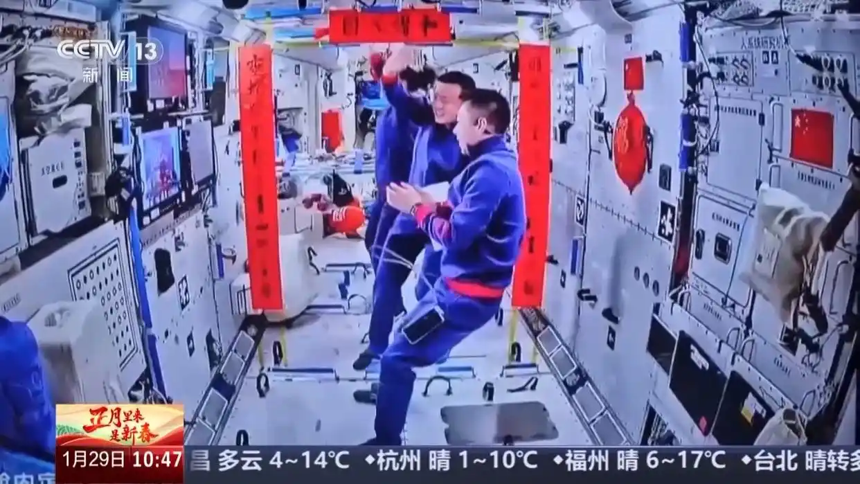 神舟十九号航天员新春祝福_中国空间站春节食谱_中国航天员在太空烤鸡翅