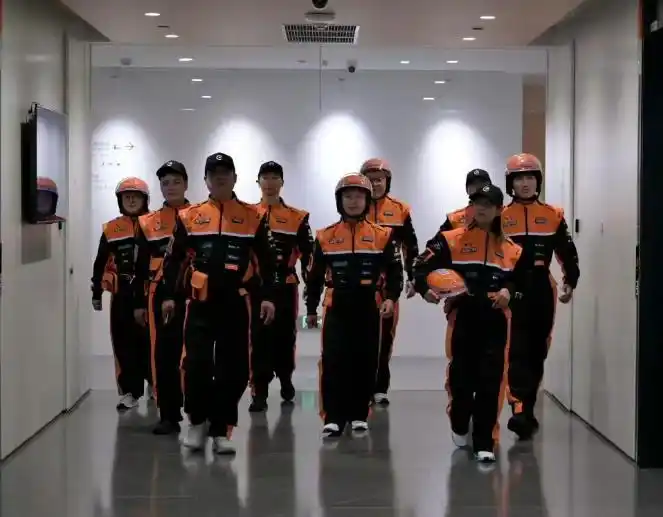 饿了么骑手已更换橙黑新工服_淘宝闪购骑手秋季工装设计_阿里系品牌logo工装广告价值分析