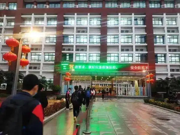 郑州市中小学开学安全防疫措施_郑州市中小学开学第一课活动内容_河南省中小学