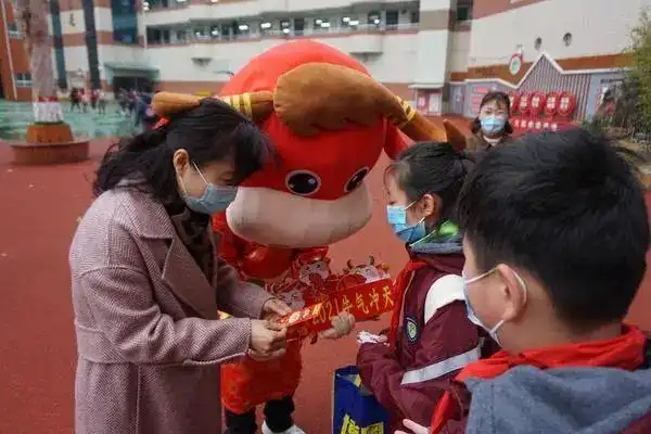 郑州市中小学开学第一课活动内容_郑州市中小学开学安全防疫措施_河南省中小学
