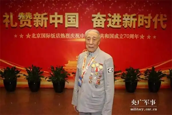 阅兵时敬礼的老兵曾在开国大典站岗_原辽宁省军区少将参谋长国庆记忆_90岁老兵参加国庆70周年大阅兵