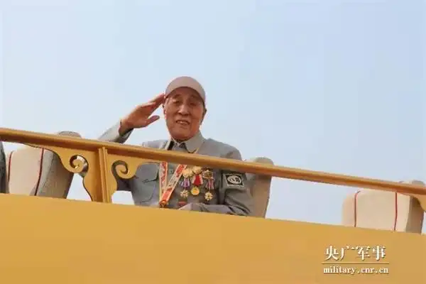 90岁老兵参加国庆70周年大阅兵_原辽宁省军区少将参谋长国庆记忆_阅兵时敬礼的老兵曾在开国大典站岗