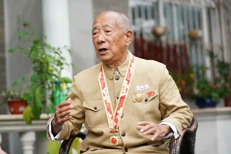 老兵天安门广场流泪故事_关茂林国庆70周年照片_阅兵时敬礼的老兵曾在开国大典站岗