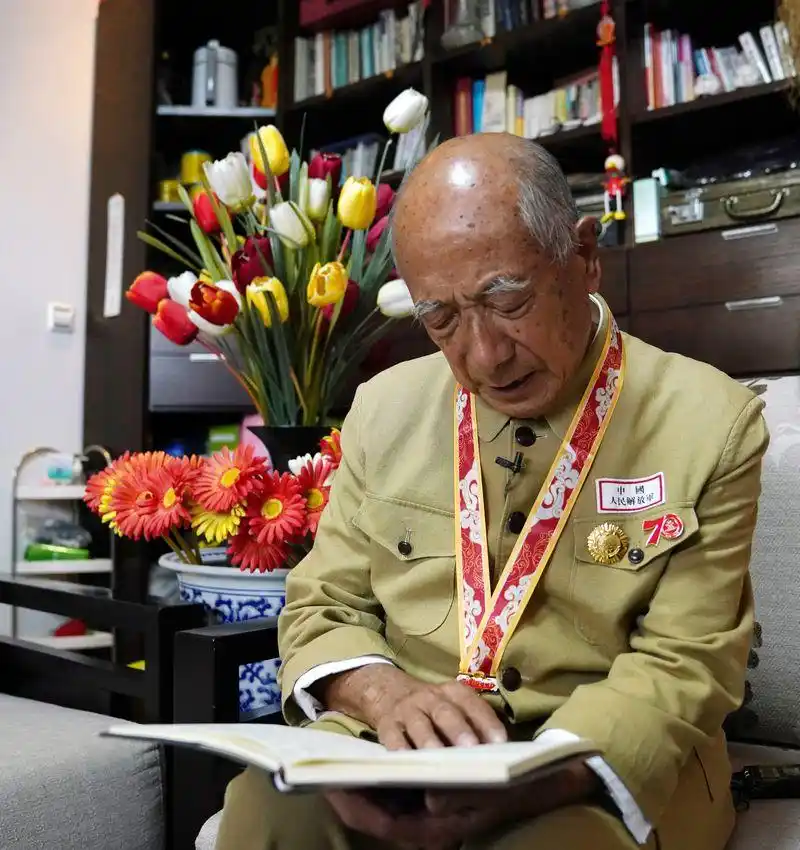 老兵天安门广场流泪故事_阅兵时敬礼的老兵曾在开国大典站岗_关茂林国庆70周年照片