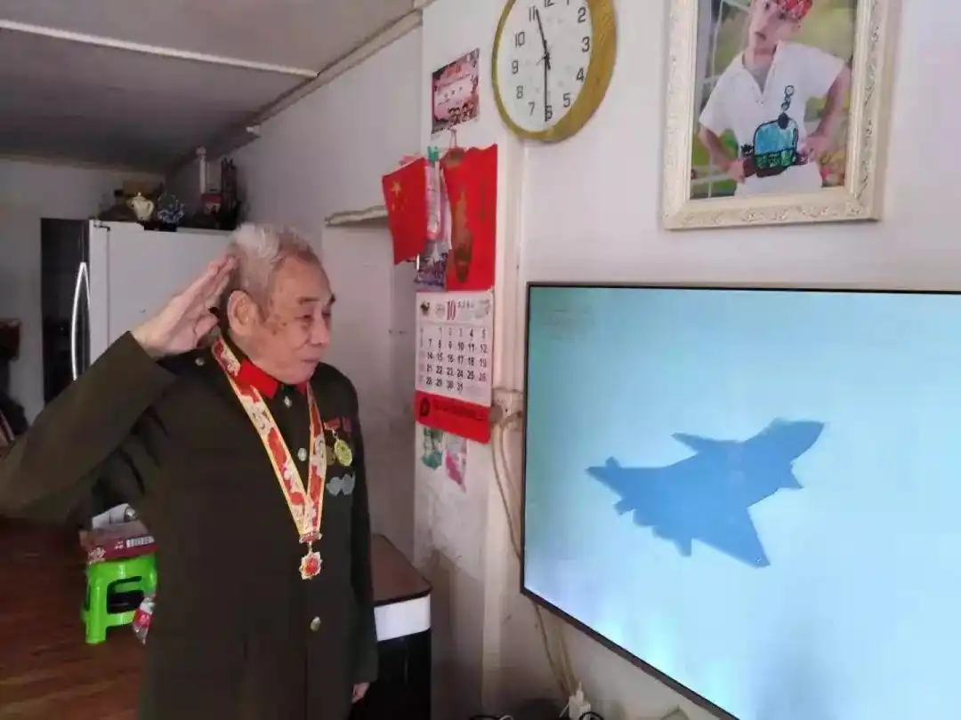抗战老兵观看阅兵盛况_阅兵时敬礼的老兵曾在开国大典站岗_阅兵直播老兵爱国情怀