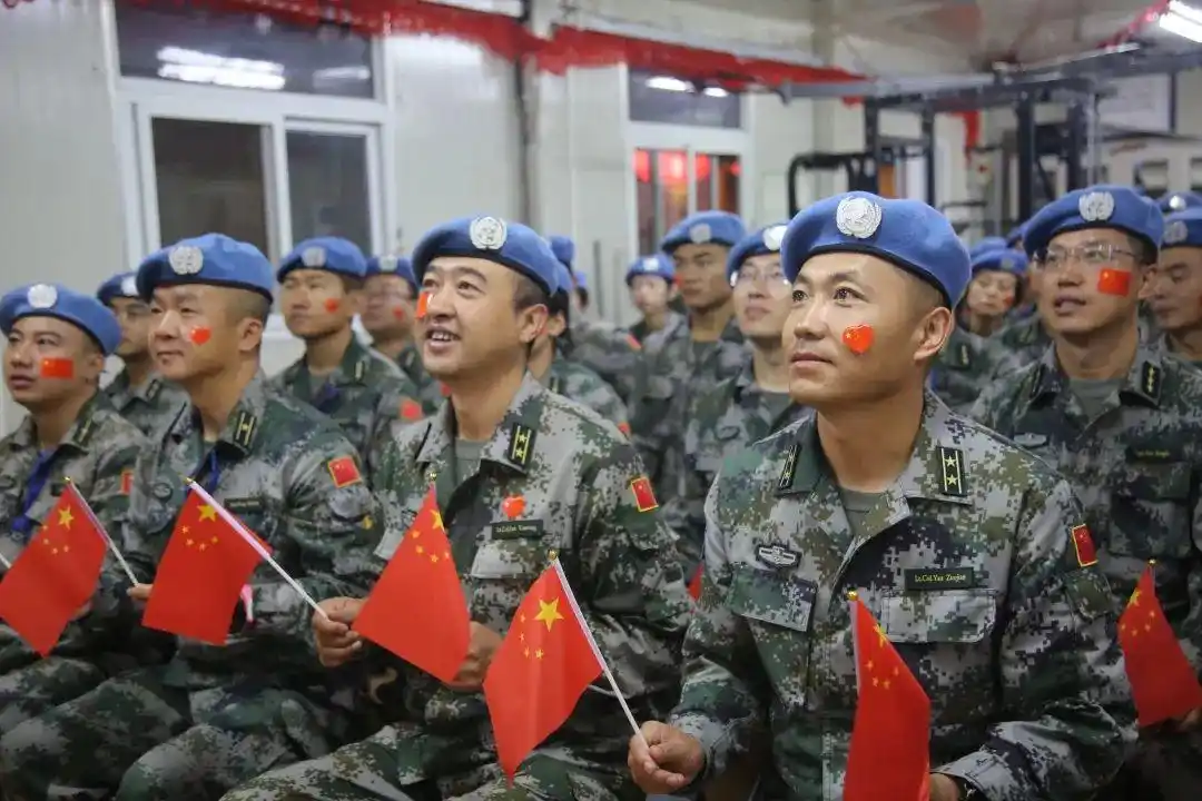 抗战老兵观看阅兵盛况_阅兵时敬礼的老兵曾在开国大典站岗_阅兵直播老兵爱国情怀
