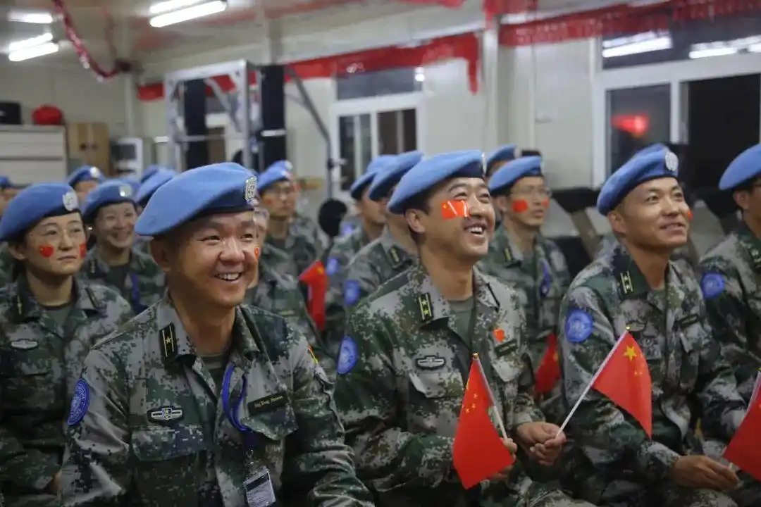 阅兵时敬礼的老兵曾在开国大典站岗_阅兵直播老兵爱国情怀_抗战老兵观看阅兵盛况