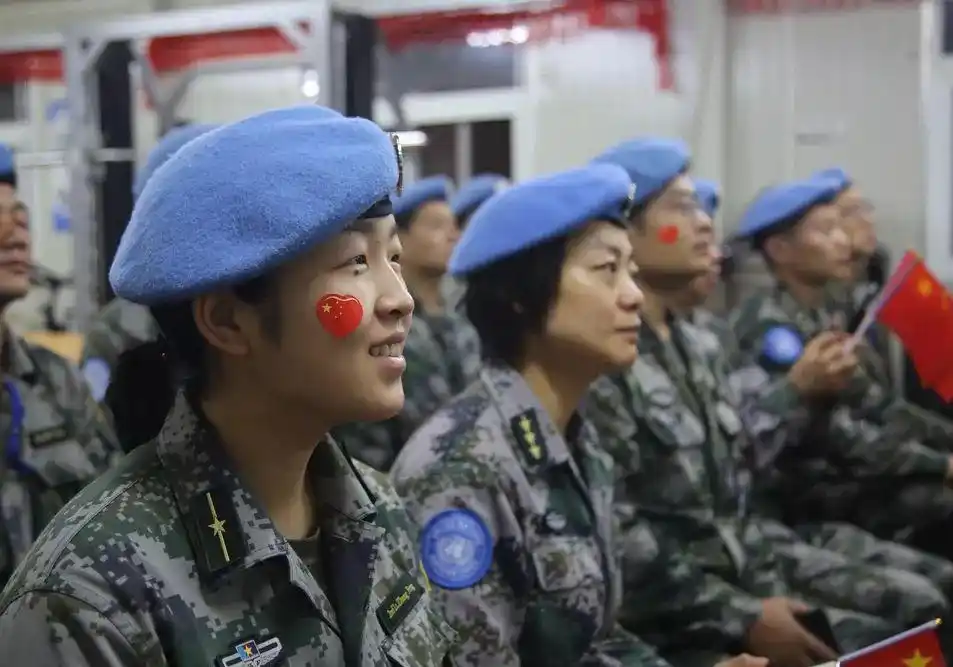 抗战老兵观看阅兵盛况_阅兵时敬礼的老兵曾在开国大典站岗_阅兵直播老兵爱国情怀