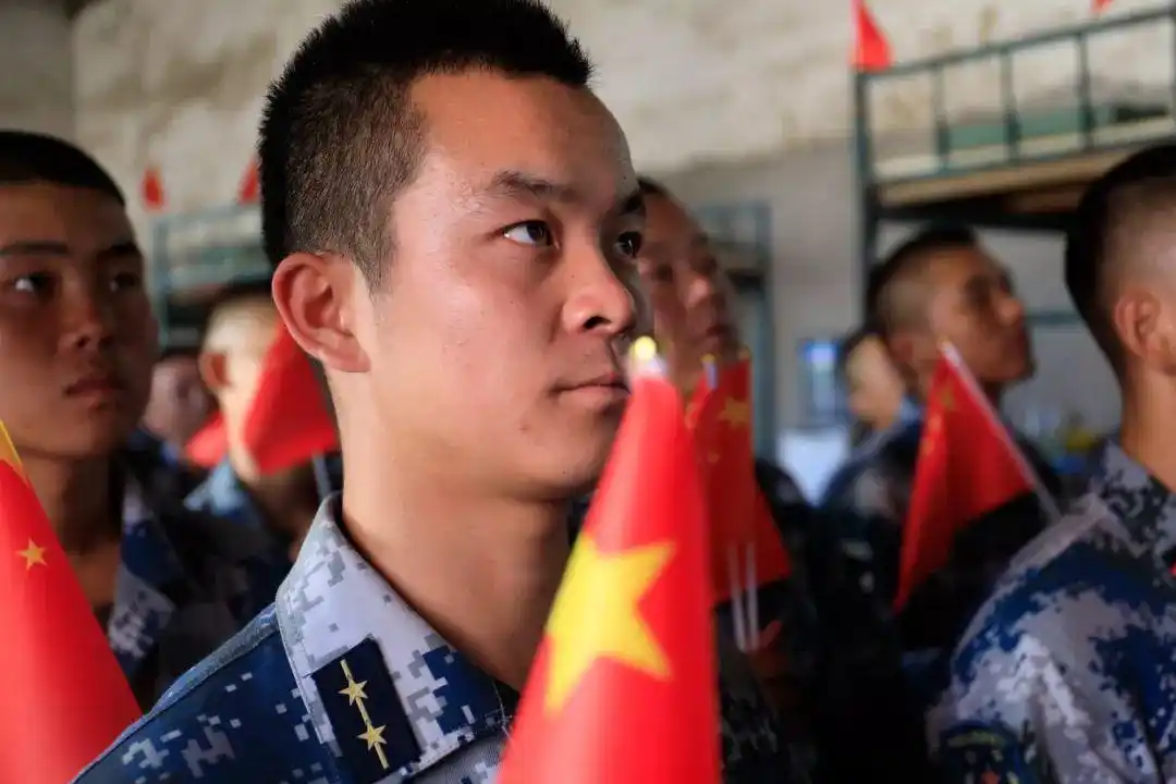 抗战老兵观看阅兵盛况_阅兵直播老兵爱国情怀_阅兵时敬礼的老兵曾在开国大典站岗